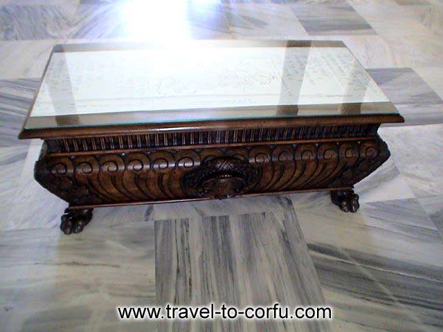 ANAKTORA - SAINT MICHAEL AND GEORGE PALACE - A graven wood small table in a room of the palace.