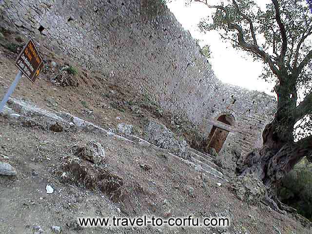 GARDIKI CASTLE - Near in the village Agios Matthaeos, in the south side of Corfu, is found the Byzantine castle of Gardikiou.