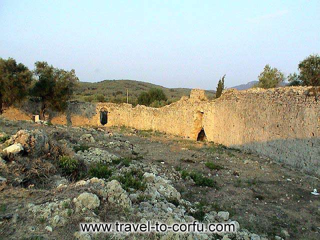 GARDIKI CASTLE - A view of the walls of the castle of Gardiki.