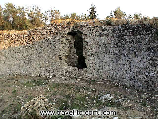 GARDIKI CASTLE - In the grounds of the Byzantine castle are also preserved architectural members of ancient buildings.