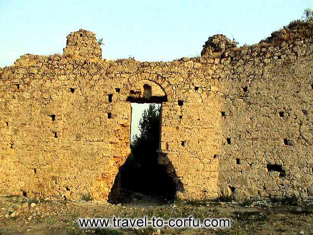 GARDIKI CASTLE - The castle was a octagonal building with powerful fortifications that protected a lot of times the residents of the region.