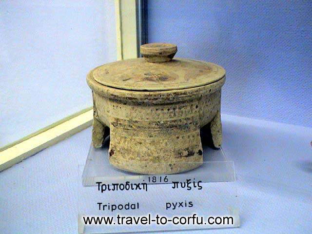 TRIPODAL PYXIS - An ancient tripodal pyxis.